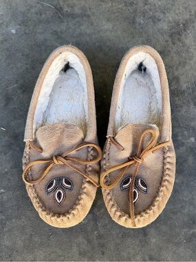 Manitobah Muluks Kayak Cozy Moccasins Sundance Catalog in Oak Women’s Size 9.5